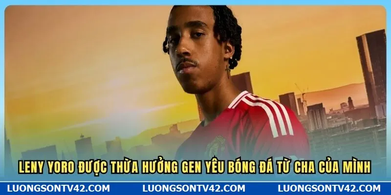 Leny Yoro được thừa hưởng gen yêu bóng đá từ cha của mình